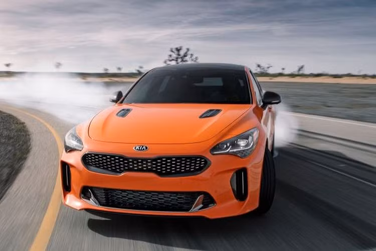 Theo các trang tin Hàn Quốc, hãng xe ôtô Kia dự kiến sẽ giới thiệu Stinger 2021 tại “sân nhà” vào khoảng Tháng 7 tới, trước khi mẫu xe này xuất hiện tại châu Âu và Bắc Mỹ. Liệu những thay đổi trên có giúp Stinger “đổi vận” và vượt qua tình cảnh khó khăn trong thời kì dịch Covid-19? Thời gian có lẽ sẽ là thước đo chính xác nhất để trả lời câu hỏi này!