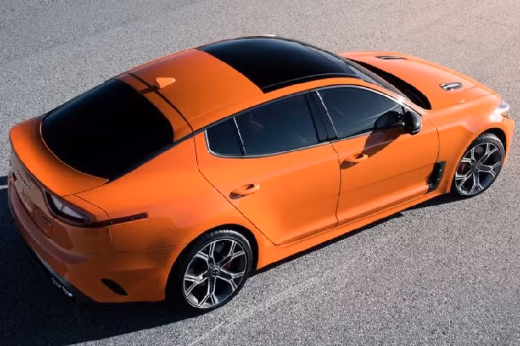 Về ngoại thất, song song với bộ cản trước và sau sửa đổi, cụm đèn pha và đèn hậu cũng sẽ được tái thiết kế, hướng tới vẻ đẹp tân thời như những người anh em Kia ra mắt gần đây.