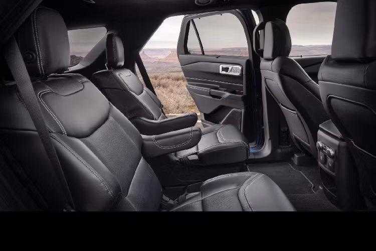 Khoang nội thất trên thế hệ thứ 6 của Ford Explorer cũng thay đổi lớn khi màn hình trung tâm được đặt dọc với kích thước 12,3 inch như một chiếc iPad tách rời khởi táp-lô. Đây có thể là thiết kế mạo hiểm trên Ford Explorer bởi nhiều người sẽ không thích, nhưng ngược lại đây sẽ là phá cách của thương hiệu Mỹ. Hệ thống giải trí trên xe là SYNC 3 hỗ trợ kết nối Apple CarPlay/Android Auto cùng những kết nối cơ bản khác và dàn âm thanh 14 loa B&amp;O.