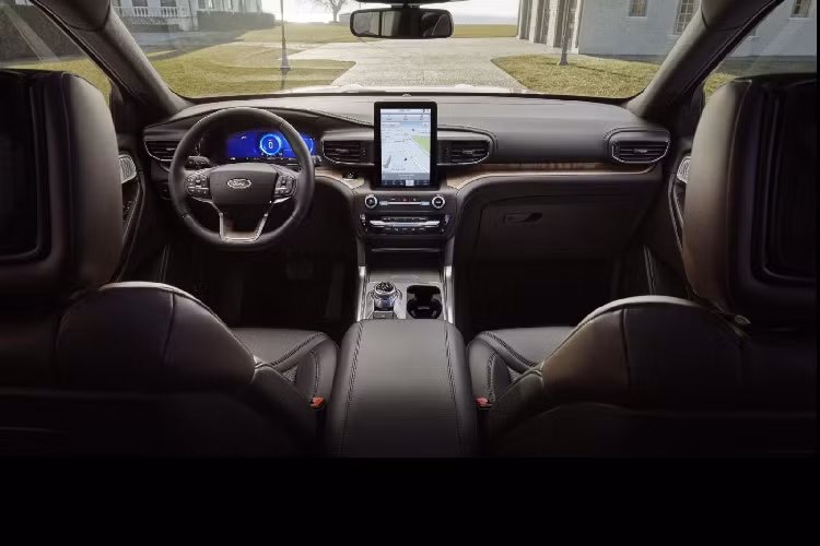 Cụ thể, ngoại thất xe hơi mới Explorer thay đổi lớn ở lưới tản nhiệt mỏng hơn với những nan sáng màu nối liền với cụm đèn pha Full-Led có thiết kế lớn hơn phiên bản tiền nhiệm. Thân xe của bản cao cấp Ford Explorer sử dụng bộ mâm 22 inch hợp kim nhôm với 6 chấu to bản, gương chiếu hậu sơn đen thể thao kèm camera bên lề.