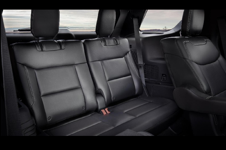 Vô-lăng trên xe được bọc da kết hợp đầy đủ phím bấm chức năng có ga hành trình thích ứng, cụm đồng hồ phía sau là màn hình điện tử đa sắc. Hơn nữa, chiếc SUV cỡ lớn của thương hiệu Mỹ sẽ sử dụng núm xoay điều khiển thay vì cần số truyền thống cùng nhiều chi tiết ốp vân gỗ sang trọng. 7 chỗ ngồi trên Ford Explorer 2020 đều bọc da cao cấp, ghế lái chỉnh điện 10 hướng có nhớ vị trí cũng là điểm nổi bật của mẫu xe cạnh tranh với Prado.