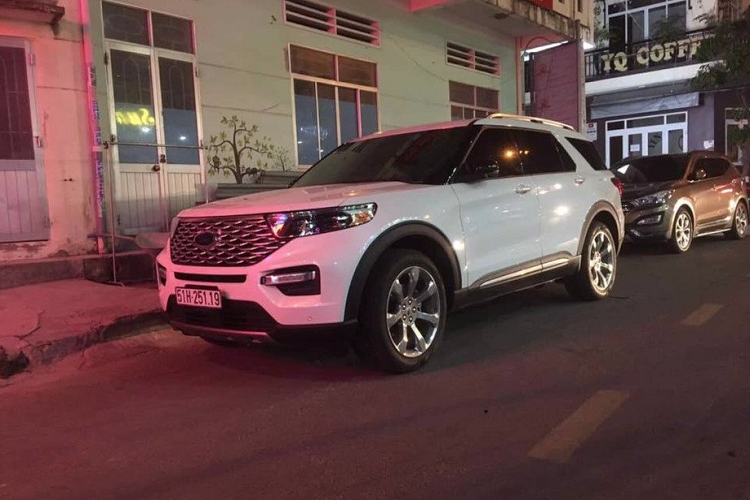 Ford Explorer là mẫu SUV Full-Size của thương hiệu đang bán tại Việt Nam để cạnh tranh với Toyota Land Cruiser Prado với mức giá hơn 2 tỷ đồng. Thế hệ thứ 5 hiện tại của Ford Explorer đã ra mắt khách hàng trong nước từ năm 2016, dù đã trải qua gần 4 năm nhưng xe gần như không có sự thay đổi. Chính vì vậy, thế hệ thứ 6 của Ford Explorer 2020 mới được nhiều người dùng chờ đợi.