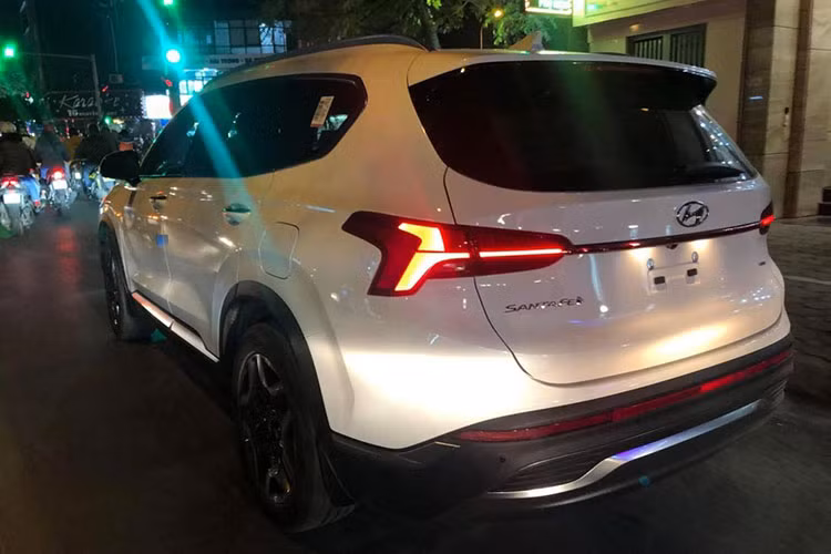 Đến nay, chiếc xe SUV Hyundai SantaFe 2021 này lại bị bắt gặp khi đang chạy trên đường Vũ Phạm Hàm thuộc địa bàn quận Cầu Giấy, Hà Nội. Qua hình ảnh được đăng lên mạng, có thể thấy chiếc SUV 7 chỗ mang thương hiệu Hàn Quốc này chưa có biển kiểm soát.
