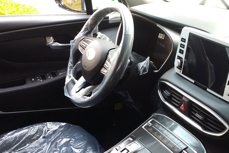 Nếu đúng đây là phiên bản hybrid, chiếc Hyundai SantaFe 2021 tại Việt Nam có thể được trang bị động cơ xăng 4 xi-lanh, tăng áp, dung tích 1,6 lít, kết hợp cùng mô-tơ điện mạnh 59 mã lực và cụm pin lithium-ion 1,49 kWh. Hệ truyền động này tạo ra công suất tối đa 227 mã lực và mô-men xoắn cực đại 350 Nm.