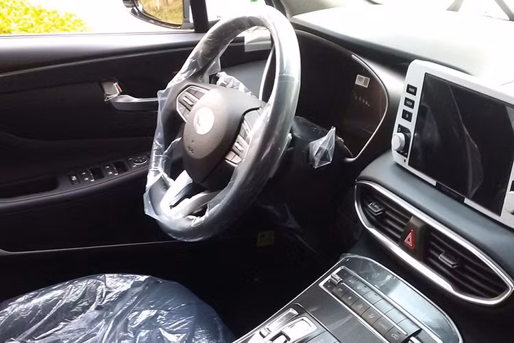 Nếu đúng đây là phiên bản hybrid, chiếc Hyundai SantaFe 2021 tại Việt Nam có thể được trang bị động cơ xăng 4 xi-lanh, tăng áp, dung tích 1,6 lít, kết hợp cùng mô-tơ điện mạnh 59 mã lực và cụm pin lithium-ion 1,49 kWh. Hệ truyền động này tạo ra công suất tối đa 227 mã lực và mô-men xoắn cực đại 350 Nm.