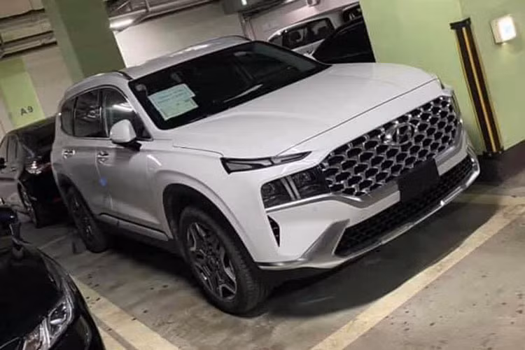 Về ngoại thất, Hyundai SantaFe 2021 gần như lột xác so với phiên bản cũ dù chỉ là xe nâng cấp giữa vòng đời. Theo đó, xe được trang bị lưới tản nhiệt rộng với mắt lưới hình học, hệ thống đèn Composite Light với đèn pha vẫn nằm bên dưới dải đèn LED định vị ban ngày như trước. Tuy nhiên, dải đèn LED định vị ban ngày này lại được kéo dài xuống bên dưới, tạo thành hình chữ T và chia cụm đèn pha ra làm đôi. 