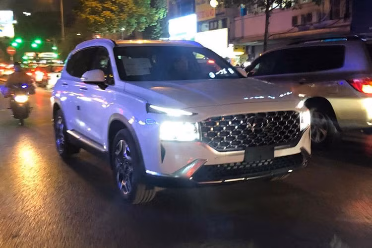 Theo một số nguồn tin, chiếc xe này được nhập khẩu nguyên chiếc từ nước ngoài về Việt Nam để phục vụ đại sự quán. Do đó, Hyundai SantaFe thế hệ mới được phân phối tại Việt Nam trong tương lai sẽ được trang bị khác với chiếc xe này. 