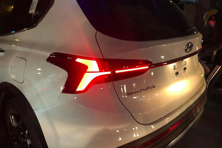 Một trong những chi tiết thu hút sự chú ý nhất của chiếc Hyundai SantaFe 2021 đầu tiên về Việt Nam chính là vành la-zăng. Theo đó, chiếc SUV hạng trung này sở hữu vành la-zăng thiết kế hình sao biển vốn chỉ dành cho phiên bản hybrid và plug-in hybrid (PHEV) ở thị trường nước ngoài.