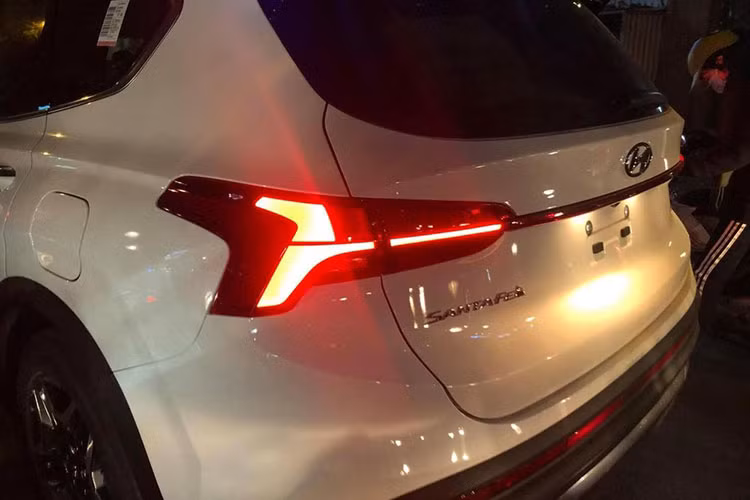 Một trong những chi tiết thu hút sự chú ý nhất của chiếc Hyundai SantaFe 2021 đầu tiên về Việt Nam chính là vành la-zăng. Theo đó, chiếc SUV hạng trung này sở hữu vành la-zăng thiết kế hình sao biển vốn chỉ dành cho phiên bản hybrid và plug-in hybrid (PHEV) ở thị trường nước ngoài.