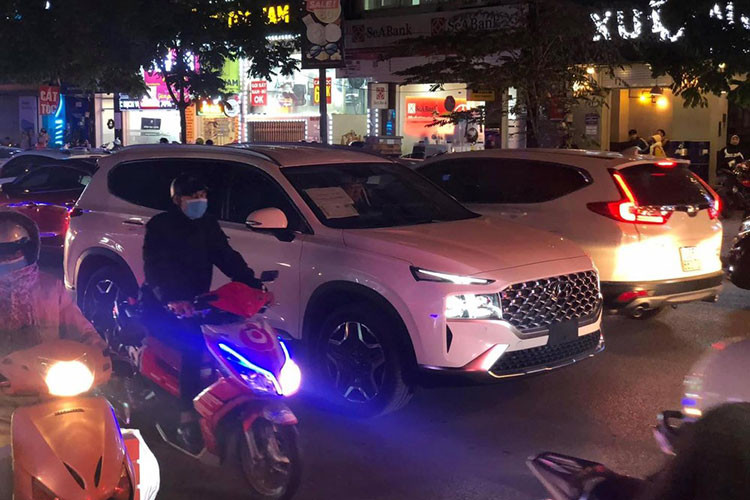 Vào hồi đầu tháng 12/2020 vừa qua, những hình ảnh chụp chiếc Hyundai SantaFe 2021 mới trong một hầm để xe ở khu vực Hà Nội đã bất ngờ được đăng lên mạng khiến nhiều người xôn xao. Sau khi xem những hình ảnh này, nhiều người cho rằng Hyundai Santa Fe phiên bản nâng cấp giữa vòng đời sẽ sớm được ra mắt tại Việt Nam. Tuy nhiên, chẳng bao lâu sau đó, đại diện TC Motor đã lên tiếng đính chính, khẳng định là chưa có kế hoạch phân phối Hyundai SantaFe 2021 tại Việt Nam.