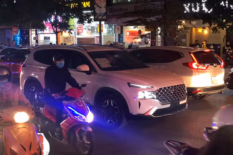 Vào hồi đầu tháng 12/2020 vừa qua, những hình ảnh chụp chiếc Hyundai SantaFe 2021 mới trong một hầm để xe ở khu vực Hà Nội đã bất ngờ được đăng lên mạng khiến nhiều người xôn xao. Sau khi xem những hình ảnh này, nhiều người cho rằng Hyundai Santa Fe phiên bản nâng cấp giữa vòng đời sẽ sớm được ra mắt tại Việt Nam. Tuy nhiên, chẳng bao lâu sau đó, đại diện TC Motor đã lên tiếng đính chính, khẳng định là chưa có kế hoạch phân phối Hyundai SantaFe 2021 tại Việt Nam.