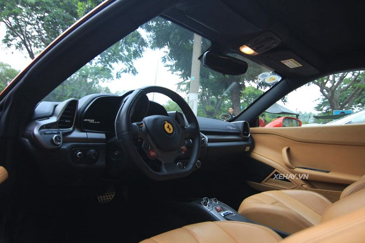 Ferrari 458 Italia có thể tăng tốc từ 0 - 100 km/h chỉ trong 3,4 giây trước khi chạm mốc tối đa 320 km/h. Đã có mặt trên thị trường từ khá lâu nhưng Ferrari 458 Italia cũng sở hữu hệ thống màn hình LCD hiện đại đôi cho cụm đồng hồ công-tơ-mét