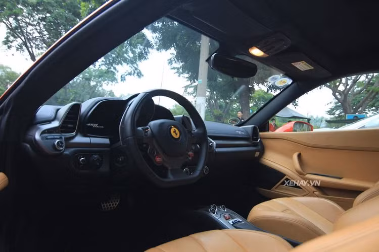 Ferrari 458 Italia có thể tăng tốc từ 0 - 100 km/h chỉ trong 3,4 giây trước khi chạm mốc tối đa 320 km/h. Đã có mặt trên thị trường từ khá lâu nhưng Ferrari 458 Italia cũng sở hữu hệ thống màn hình LCD hiện đại đôi cho cụm đồng hồ công-tơ-mét