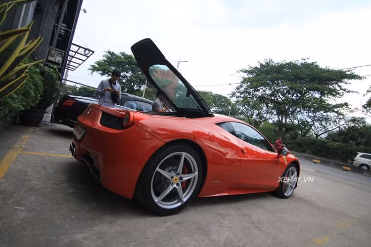 Hiện nay, số lượng siêu xe Ferrari 458 Italia lăn bánh trong nước là không nhiều. Tính riêng tại khu vực TP HCM có tổng cộng 4 chiếc, bao gồm 1 chiếc màu xanh của ông chủ cà phê Trung Nguyên, một chiếc màu đen, một chiếc màu vàng và một chiếc màu đỏ trong bài viết.