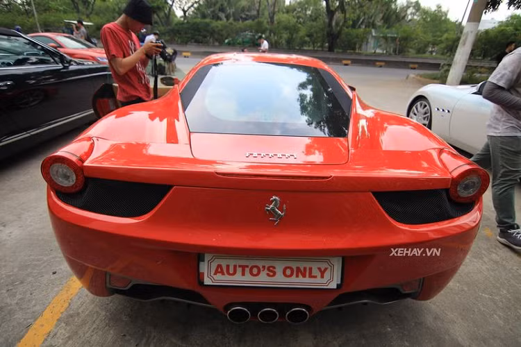 Sức mạnh này được truyền thông qua hộp số ly hợp kép 7 cấp và hệ dẫn động cầu sau. Mức giá xe Ferrari 458 Italia tại Việt Nam hiện được chào bán khoảng vài tỷ đồng trên sàn xe cũ.