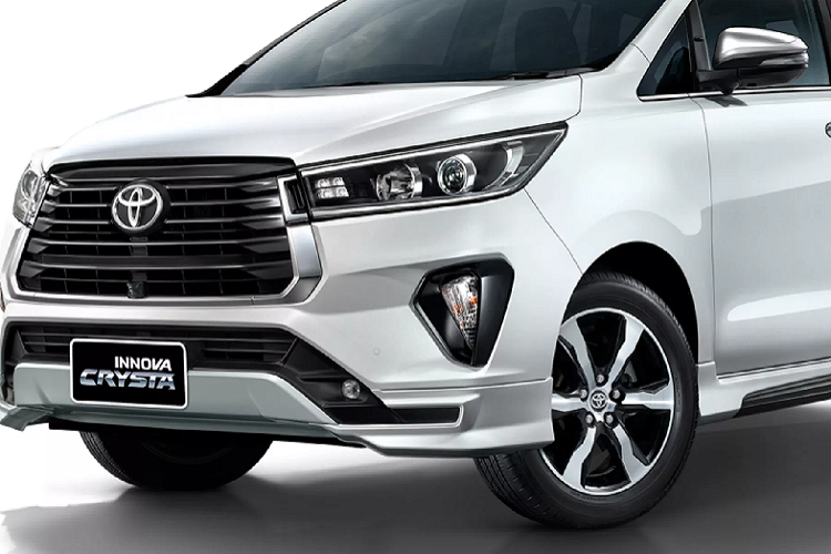 Mạnh hơn đáng kể so với hiệu suất của Innova máy xăng 4cyl dung tích 2.0L mạnh 137 mã lực và mô-men xoắn 183Nm. Sức mạnh được truyền xuống cầu sau (RWD), thông qua hộp số tự động 6 cấp (6AT) Sequential Shift (không có phiên bản số sàn). Toyota Innova Crysta 2021 tại Thái sở hữu ngoại thất mang thiết kế cao cấp với bodylip đẹp mắt, mâm 17 inch thiết kế “thửa riêng”.
