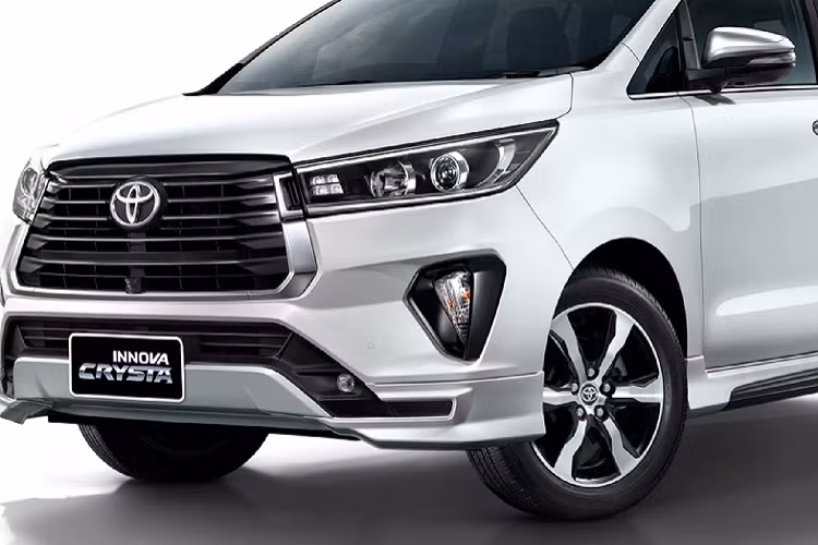 Mạnh hơn đáng kể so với hiệu suất của Innova máy xăng 4cyl dung tích 2.0L mạnh 137 mã lực và mô-men xoắn 183Nm. Sức mạnh được truyền xuống cầu sau (RWD), thông qua hộp số tự động 6 cấp (6AT) Sequential Shift (không có phiên bản số sàn). Toyota Innova Crysta 2021 tại Thái sở hữu ngoại thất mang thiết kế cao cấp với bodylip đẹp mắt, mâm 17 inch thiết kế “thửa riêng”.