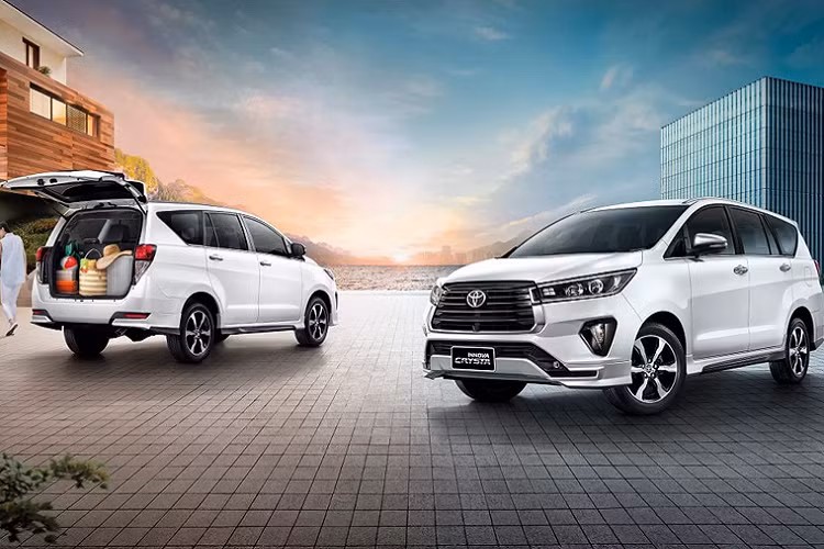 Ở Thái Lan, Toyota Innova Crysta 2021 mới sử dụng máy dầu 4cyl thẳng hàng, dung tích 2.8L (2.755cc) tăng áp (đơn, single turbo), mã GD chia sẻ với dòng bán tải và SUV Hilux và Fortuner. Tuy nhiên, động cơ này được điều chỉnh để mang hiệu suất thấp hơn – tiết kiệm nhiên liệu hơn. Toyota Innova Crysta máy dầu 2.8L có công suất tối đa khoảng 171 mã lực và mô-men xoắn cực đại 360Nm.