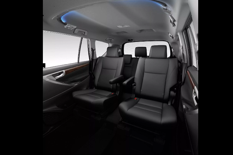 Tại Việt Nam, Toyota Innova bản máy dầu là dòng xe được nhiều khách hàng Việt chờ đợi TMV phân phối. So với bản máy xăng 2.0L, Innova phiên bản máy dầu 2.4L và 2.8L mang ưu điểm ở hiệu suất mạnh mẽ, tiết kiệm và mang tính kinh tế hơn, nhờ đó rất thích hợp để chạy dịch vụ. Trên thực tế, dòng xe MPV 7 chỗ như Innova thường được khách mua xe để chạy dịch vụ.