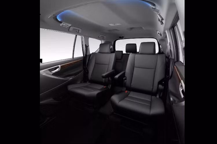 Tại Việt Nam, Toyota Innova bản máy dầu là dòng xe được nhiều khách hàng Việt chờ đợi TMV phân phối. So với bản máy xăng 2.0L, Innova phiên bản máy dầu 2.4L và 2.8L mang ưu điểm ở hiệu suất mạnh mẽ, tiết kiệm và mang tính kinh tế hơn, nhờ đó rất thích hợp để chạy dịch vụ. Trên thực tế, dòng xe MPV 7 chỗ như Innova thường được khách mua xe để chạy dịch vụ.