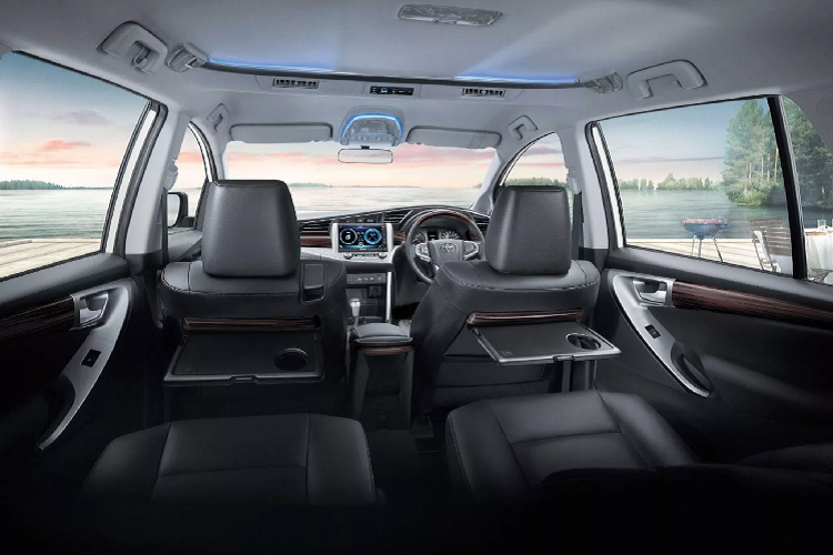 Nếu Innova trong tương lai gần ở Việt Nam có bản máy dầu, thì chắc chắn dòng xe Innova sẽ tăng tính cạnh tranh hơn phiên bản hiện tại. Khi các đối thủ “bất đắc dĩ” của Innova trong phân khúc MPV 7 chỗ cỡ nhỏ như: Mitsubishi Xpander hay Suzuki XL7 không có phiên bản máy dầu.