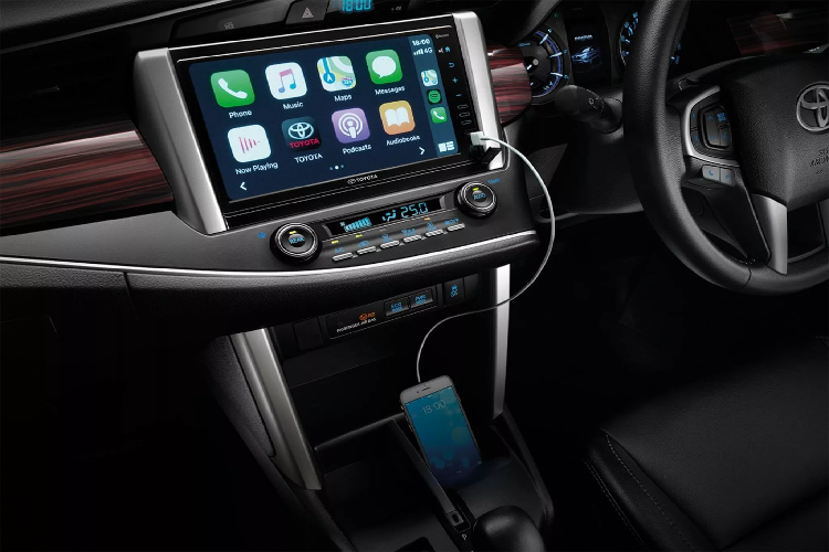 Dẫu vậy, Innova máy dầu 2.8L có giá bán không hề rẻ, nếu mang về Việt Nam cũng không loại trừ khả năng Innova máy dầu sẽ “dẫm chân” mẫu SUV bán chạy Toyota Fortuner máy dầu 2.4L