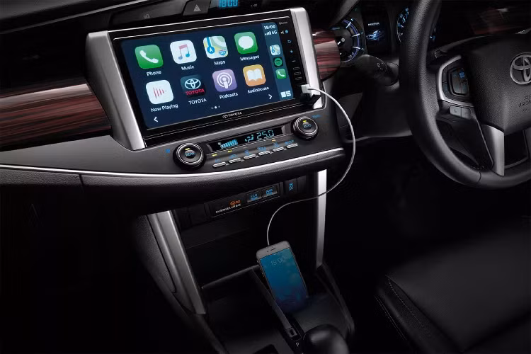 Dẫu vậy, Innova máy dầu 2.8L có giá bán không hề rẻ, nếu mang về Việt Nam cũng không loại trừ khả năng Innova máy dầu sẽ “dẫm chân” mẫu SUV bán chạy Toyota Fortuner máy dầu 2.4L