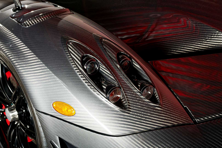 Pagani Huayra BC được trang bị khối động cơ V12, tăng áp kép, dung tích 6.0 lít, sản sinh công suất tối đa 789 mã lực và mô-men xoắn cực đại 1099,56Nm.