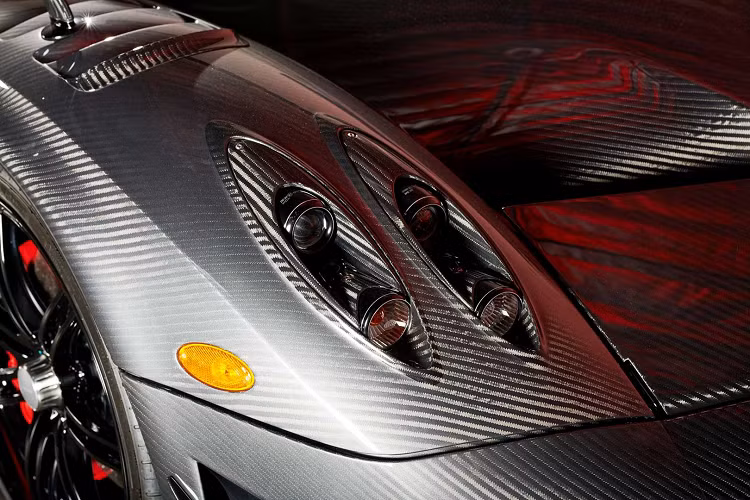 Pagani Huayra BC được trang bị khối động cơ V12, tăng áp kép, dung tích 6.0 lít, sản sinh công suất tối đa 789 mã lực và mô-men xoắn cực đại 1099,56Nm.