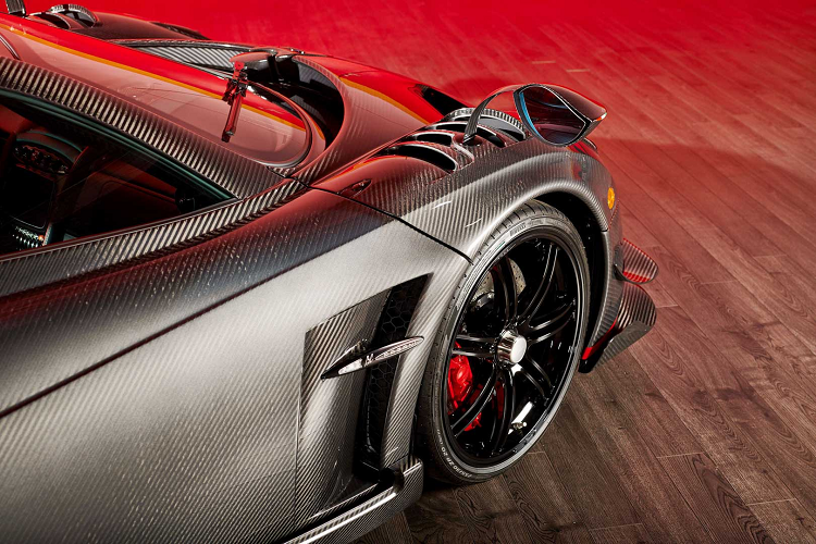 Sau 3 năm sử dụng, chiếc Pagani Huayra BC đã lăn bánh được 593 dặm (954 km). Chiếc siêu xe vẫn giữ được vẻ bóng bẩy và hào nhoáng của nó. Thiết kế đáng giá của mẫu xe đến từ body bằng sợi carbon nổi bật với những đường nét màu cam làm điểm nhấn.