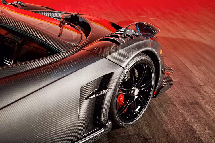 Sau 3 năm sử dụng, chiếc Pagani Huayra BC đã lăn bánh được 593 dặm (954 km). Chiếc siêu xe vẫn giữ được vẻ bóng bẩy và hào nhoáng của nó. Thiết kế đáng giá của mẫu xe đến từ body bằng sợi carbon nổi bật với những đường nét màu cam làm điểm nhấn.