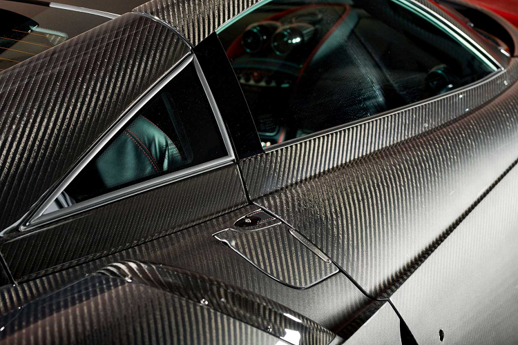 Ở bên trong xe, nội thất được xây dựng bởi Pagani được ví như trông giống của một chiếc đồng hồ triệu đô. Nội thất xe được trang bị da đỏ và đen tuyệt đẹp, sợi carbon và các chi tiết bằng nhôm màu đen trong suốt.