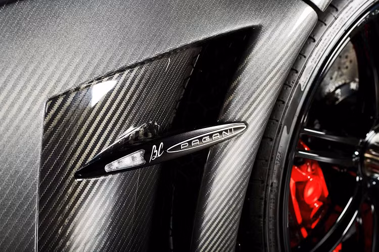 Pagani Huayra BC được trang bị bộ mâm đa chấu đen bóng kích thước 20inch phía trước và 21 inch phía sau. Đi cùng với cấu hình này là kẹp phanh nổi bật màu đỏ. Hệ thống bốn ống xả của Pagani Huayra được chế tạo bằng vật liệu titan mang đến tiếng gầm ấn tượng hơn.