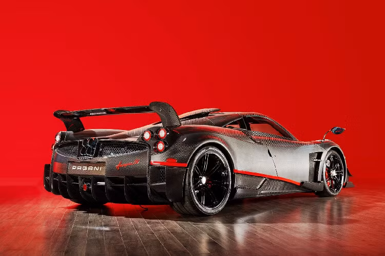 Sức mạnh được truyền xuống cả 4 bánh thông qua hộp số tự động Xtrac 7 cấp hoàn toàn mới. Cảm giác lái của Pagani Huayra BC được hoàn thiện bởi 3 chế độ lái là Comfort, Sport và Track. Với sức mạnh này, Pagani Huayra BC được gọi vui là “thần gió”.