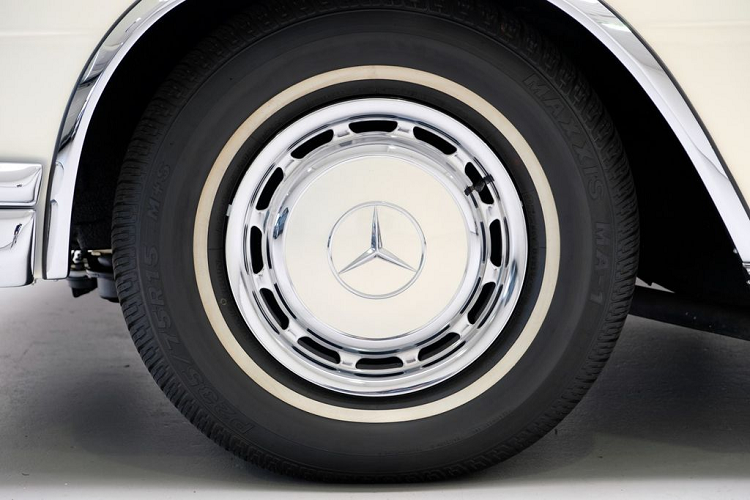 Trong số đó, phiên bản “quý hiếm” nhất chắc chắn là Mercedes-Benz 600 Pullman Landaulet với chỉ vỏn vẹn 59 chiếc ra đời. Đặc biệt hơn, mẫu limousine Pullman này mới đây đã bất ngờ xuất hiện với tin rao bán trên trang Auto Leitner của Hà Lan, kèm theo mức giá 2,15 triệu Euro (tương đương gần 55 tỷ đồng).