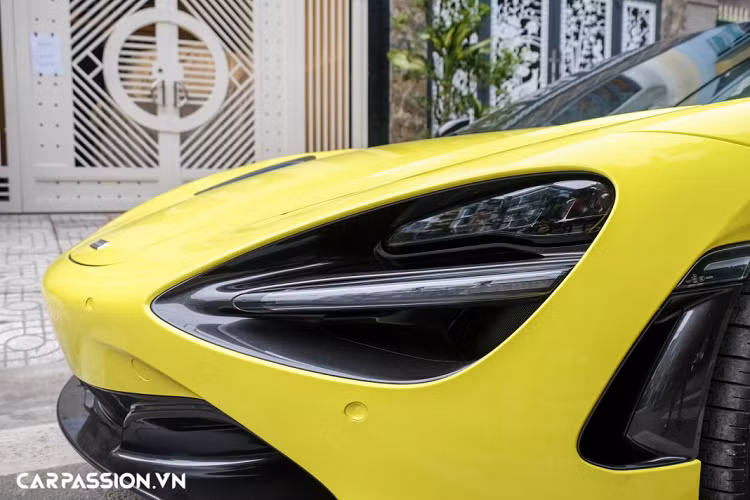 Tính khí động học và cảm giác lái của 720S được các kĩ sư của McLaren đặc biệt quan tâm với việc bổ sung hệ thống Proactive Controller II, 720S cũng được trang bị thêm chế độ drift, đi kèm với đó là hệ thống kiểm soát độ quăng đuôi của thân xe để drift an toàn hơn. McLaren 720S có tỉ lệ khối lượng/mã lực chỉ là 1,78 kg, thấp hơn cả 675LT và chiếc F12 tdf. Hãng xe Anh Quốc tự hào tuyên bố rằng nhờ động cơ mới mà lượng khí thải CO2 được giảm xuống chỉ còn 249 g/km và tiêu hao chỉ 10,9 lít/100 km, giảm đi 10% mức tiêu hao nhiên liệu so với 650S.