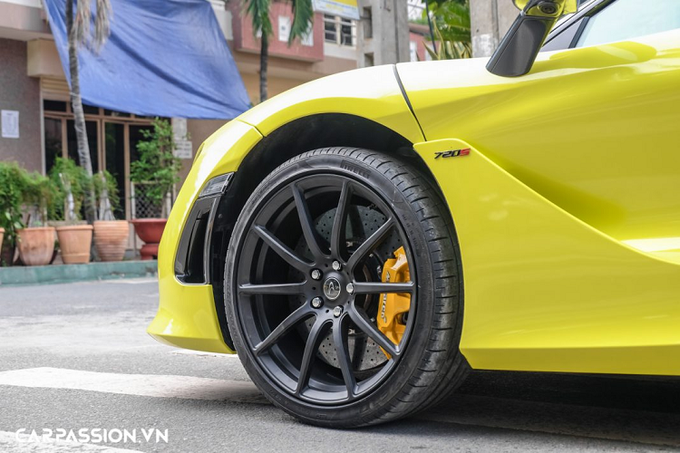 Ở phần đầu xe, McLaren mang đến cho dòng xe 720S một cái nhìn đậm tính khí động học với sự xuất hiện của các hốc gió lớn. Đèn chiếu sáng trên 720S được McLaren cải tiến lại với hệ thống đèn LED sử dụng công nghệ Static Adaptive Headlight, cụ thể là sẽ có 5 bóng đèn LED chiếu vào vùng xe gần nhất, 12 bóng còn lại sẽ chiếu thẳng về phía trước nhưng không gây chói mắt cho xe đối diện.