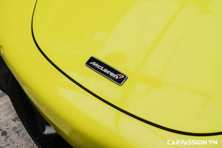 Cản sau có thiết kế ấn tượng, hệ thống ống xả đối xứng đặc trưng của các dòng xe McLaren và nổi bật nhất chính là sự xuất hiện của chiếc cánh gió to bản, giúp gia tăng lực ép cho thân xe xuống mặt đường. Ngoài ra, một chi tiết đáng chú ý khác được nhiều người quan tâm ở chiếc siêu xe McLaren 720S đầu tiên về Việt Nam là lớp sơn Glacier White ở phần ngoại thất đắt hơn đến 8000$ so với màu sơn cam McLaren Orange tiêu chuẩn, toàn bộ nội thất còn được bọc trong một lớp da nappa cao cấp màu da bò.