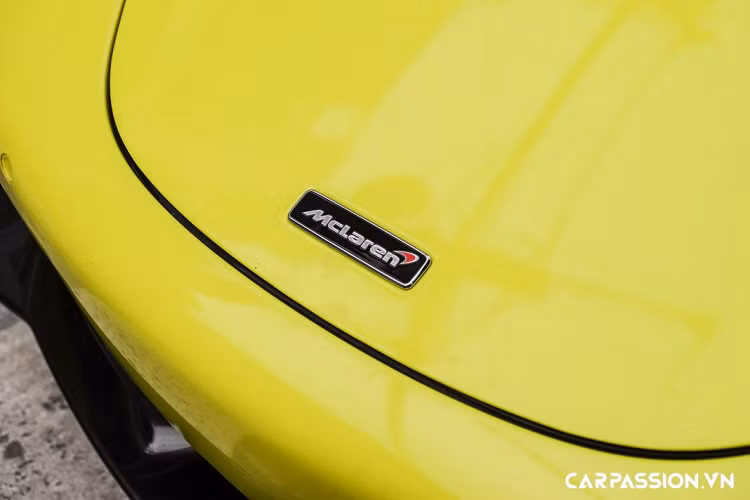 Cản sau có thiết kế ấn tượng, hệ thống ống xả đối xứng đặc trưng của các dòng xe McLaren và nổi bật nhất chính là sự xuất hiện của chiếc cánh gió to bản, giúp gia tăng lực ép cho thân xe xuống mặt đường. Ngoài ra, một chi tiết đáng chú ý khác được nhiều người quan tâm ở chiếc siêu xe McLaren 720S đầu tiên về Việt Nam là lớp sơn Glacier White ở phần ngoại thất đắt hơn đến 8000$ so với màu sơn cam McLaren Orange tiêu chuẩn, toàn bộ nội thất còn được bọc trong một lớp da nappa cao cấp màu da bò.