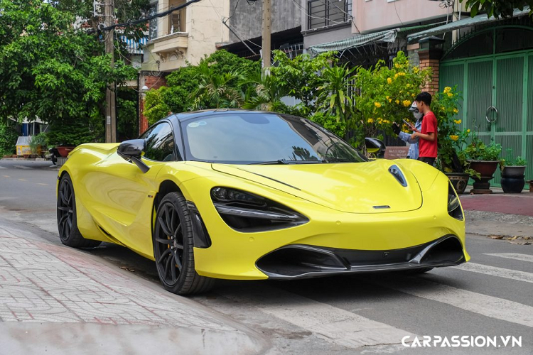 Bên cạnh đó, chiếc McLaren 720S đầu tiên về Việt Nam được trang bị hệ thống phanh đĩa carbon ceramic hiệu năng cao và cùm phanh được sơn vàng nổi bật thay cho cùm phanh màu xám mờ trước đó. Khi vận hành ở vận tốc 200 km/h và xe gặp chướng ngại vật, hệ thống phanh đĩa nói trên chỉ mất 117 mét để dừng xe lại hoàn toàn.