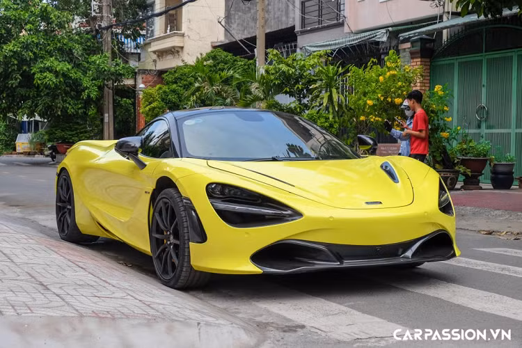 Bên cạnh đó, chiếc McLaren 720S đầu tiên về Việt Nam được trang bị hệ thống phanh đĩa carbon ceramic hiệu năng cao và cùm phanh được sơn vàng nổi bật thay cho cùm phanh màu xám mờ trước đó. Khi vận hành ở vận tốc 200 km/h và xe gặp chướng ngại vật, hệ thống phanh đĩa nói trên chỉ mất 117 mét để dừng xe lại hoàn toàn.