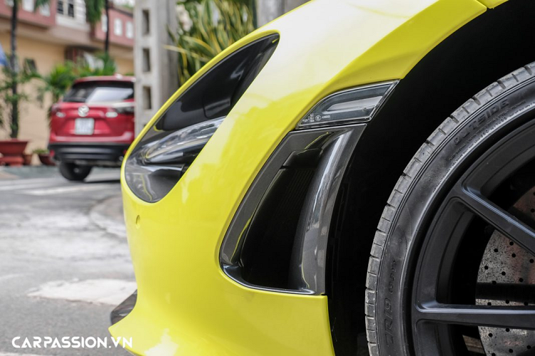 McLaren 720S được trang bị khối động cơ M840T V8 tăng áp kép có dung tích 4.0 lít, sản sinh công suất tối đa 710 mã lực và mô men xoắn cực đại đạt mức 770 Nm. Xe sử dụng hộp số SSG ly hợp kép nên chỉ mất 2,8 giây để tăng tốc từ 0-100 km/h và có tốc độ tối đa đạt 341 km/h. Ngoài ra, McLaren 720S tăng tốc từ 0-200 km/h trong vòng 7,8 giây, hoàn thành 400 m đường đua và quãng đường ¼ dặm lần lượt chỉ mất 10,3 giây và 9,7 giây.