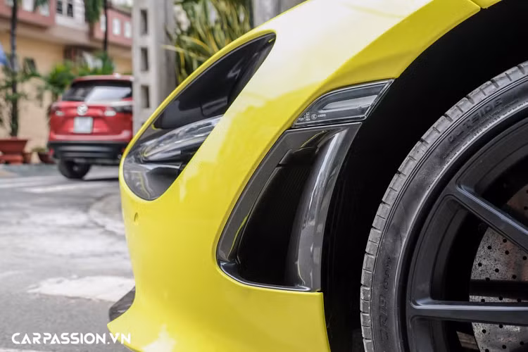 McLaren 720S được trang bị khối động cơ M840T V8 tăng áp kép có dung tích 4.0 lít, sản sinh công suất tối đa 710 mã lực và mô men xoắn cực đại đạt mức 770 Nm. Xe sử dụng hộp số SSG ly hợp kép nên chỉ mất 2,8 giây để tăng tốc từ 0-100 km/h và có tốc độ tối đa đạt 341 km/h. Ngoài ra, McLaren 720S tăng tốc từ 0-200 km/h trong vòng 7,8 giây, hoàn thành 400 m đường đua và quãng đường ¼ dặm lần lượt chỉ mất 10,3 giây và 9,7 giây.