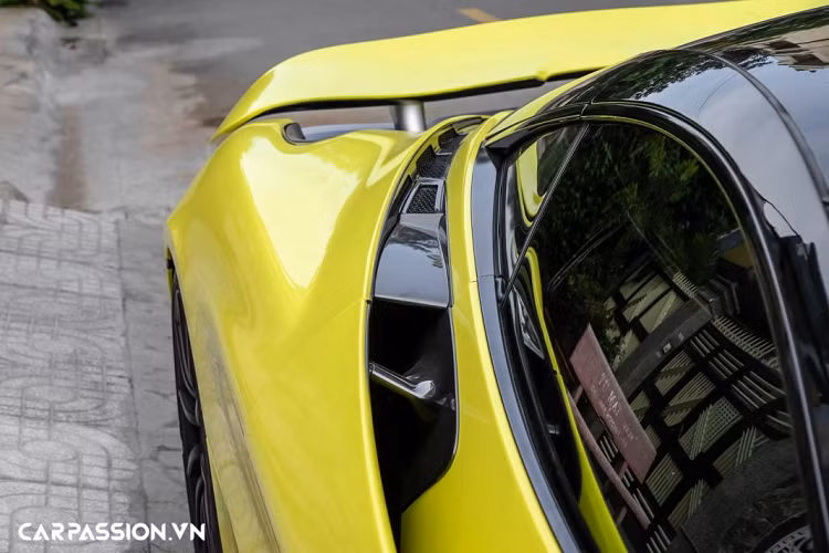 McLaren cung cấp cho khách hàng của mình ba gói tùy chọn của chiếc 720S bao gồm Standard, Performance và cuối cùng là Luxury. Chiếc McLaren 720S đầu tiên về Việt Nam thuộc phiên bản Luxury nên một số chi tiết như líp trước, hốc gió nhỏ ở hông xe, khe thoát khí trên nắp ca-pô, hốc đèn pha,… đều được làm từ vật liệu có tên Dark Palladium được phát triển bởi chính McLaren. Tuy vậy, chủ nhân của chiếc 720S này đã lựa chọn phương pháp dán decal giả sợi carbon lên một số chi tiết để tạo điểm nhấn cho thân xe.