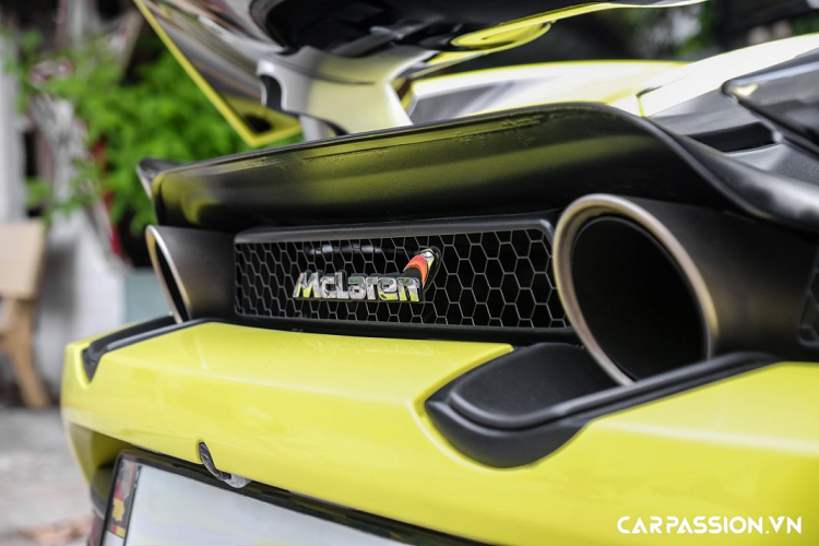 Một điểm đáng chú ý về mặt thiết kế của McLaren 720S là hãng xe Anh Quốc đã loại bỏ hoàn toàn hốc gió kép được bố trí hai bên đầu xe như chiếc 650S hay 675LT, thay vào đó là hai hốc gió nhỏ được đặt ngay dưới đèn pha. Sở dĩ McLaren loại bỏ hai hốc gió truyền thống là do họ vận dụng công nghệ thân xe kép (Monocage II) cho 720S, điều này có nghĩa McLaren đã bổ sung thêm một khoảng không gian ở giữa thân xe giúp dẫn không khí từ các hốc gió vào thẳng khoang động cơ để làm giảm nhiệt, hiệu quả đến gần như tức thì khi khả năng tản nhiệt của 720S được cải thiện thêm 15% so với chiếc 650S tiền nhiệm.