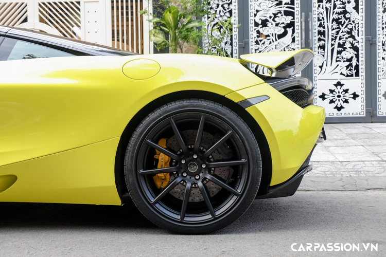 Một điểm cộng khác cho phần thân xe là 720S có khối lượng khá nhẹ, chỉ khoảng 1.283 kg, nhẹ hơn 18 kg so với chiếc 650S, điều này giúp gia tăng tối đa khả năng vận hành của mẫu siêu xe nhà McLaren so với các đối thủ cùng phân khúc. Hệ thống điện trên xe được “ép cân” giảm đi 3 kg, hệ thống phanh cũng nhẹ hơn 2 kg, cấu trúc Airbox giúp giảm thêm 1,5 kg nữa và cuối cùng là hệ thống treo mới giúp giảm đi 16 kg.