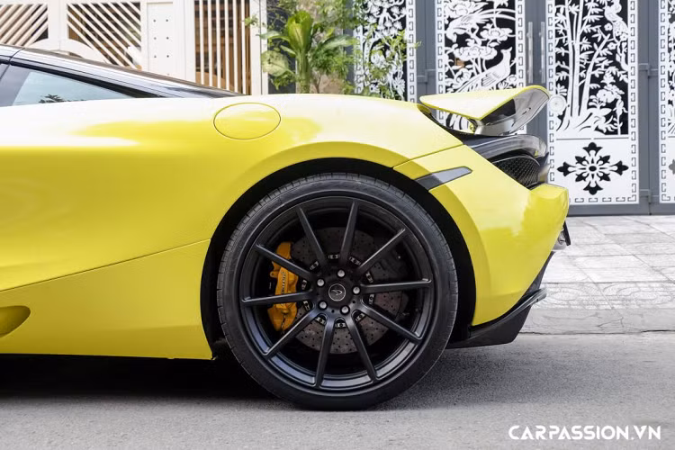 Một điểm cộng khác cho phần thân xe là 720S có khối lượng khá nhẹ, chỉ khoảng 1.283 kg, nhẹ hơn 18 kg so với chiếc 650S, điều này giúp gia tăng tối đa khả năng vận hành của mẫu siêu xe nhà McLaren so với các đối thủ cùng phân khúc. Hệ thống điện trên xe được “ép cân” giảm đi 3 kg, hệ thống phanh cũng nhẹ hơn 2 kg, cấu trúc Airbox giúp giảm thêm 1,5 kg nữa và cuối cùng là hệ thống treo mới giúp giảm đi 16 kg.