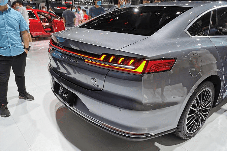 Hệ thống này sản sinh tổng công suất ấn tượng 436 mã lực và 650 Nm mô-men xoắn cực đại, hoạt động kết hợp hệ dẫn động 4 bánh và một hộp số tự động 8 cấp. Cụm pin trên xe có dung lượng 15,2 kWh và cự li di chuyển thuần điện là 81 km theo chu trình NEDC.