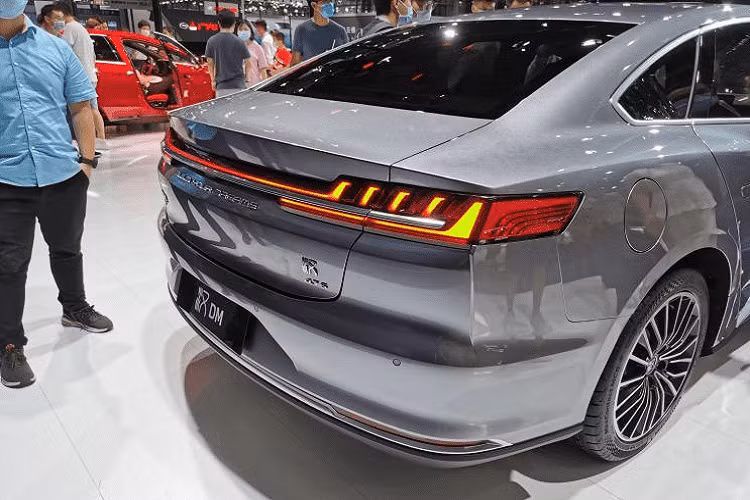 Hệ thống này sản sinh tổng công suất ấn tượng 436 mã lực và 650 Nm mô-men xoắn cực đại, hoạt động kết hợp hệ dẫn động 4 bánh và một hộp số tự động 8 cấp. Cụm pin trên xe có dung lượng 15,2 kWh và cự li di chuyển thuần điện là 81 km theo chu trình NEDC.