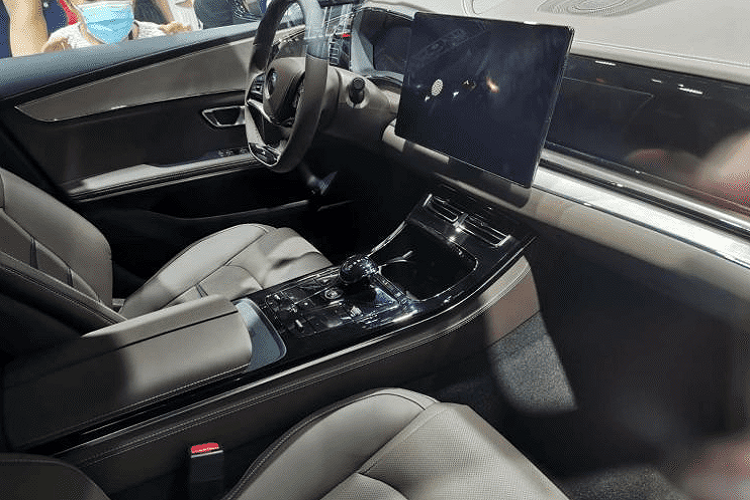 Nội thất của Han DM trông hiện đại và sang trọng, lắp đặt một màn hình cảm ứng cỡ 15,6 inch khổng lồ mà có thể thoải mái xoay ngang xoay dọc. Bảng đồng hồ của xe cũng là dạng màn hình kỹ thuật số tân tiến.